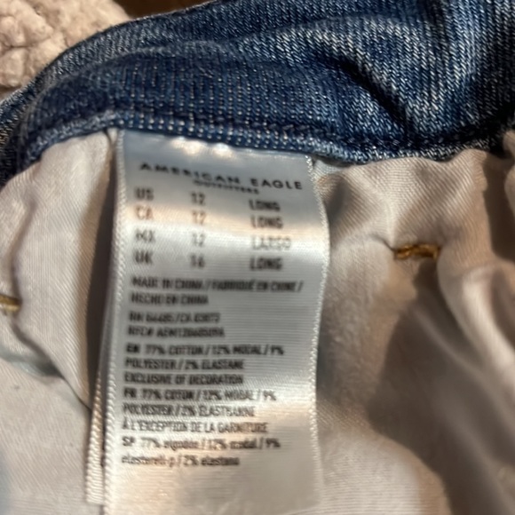 American Eagle pants curve mama jeans their size 12 long got holes at the knees - Picture 4 of 4